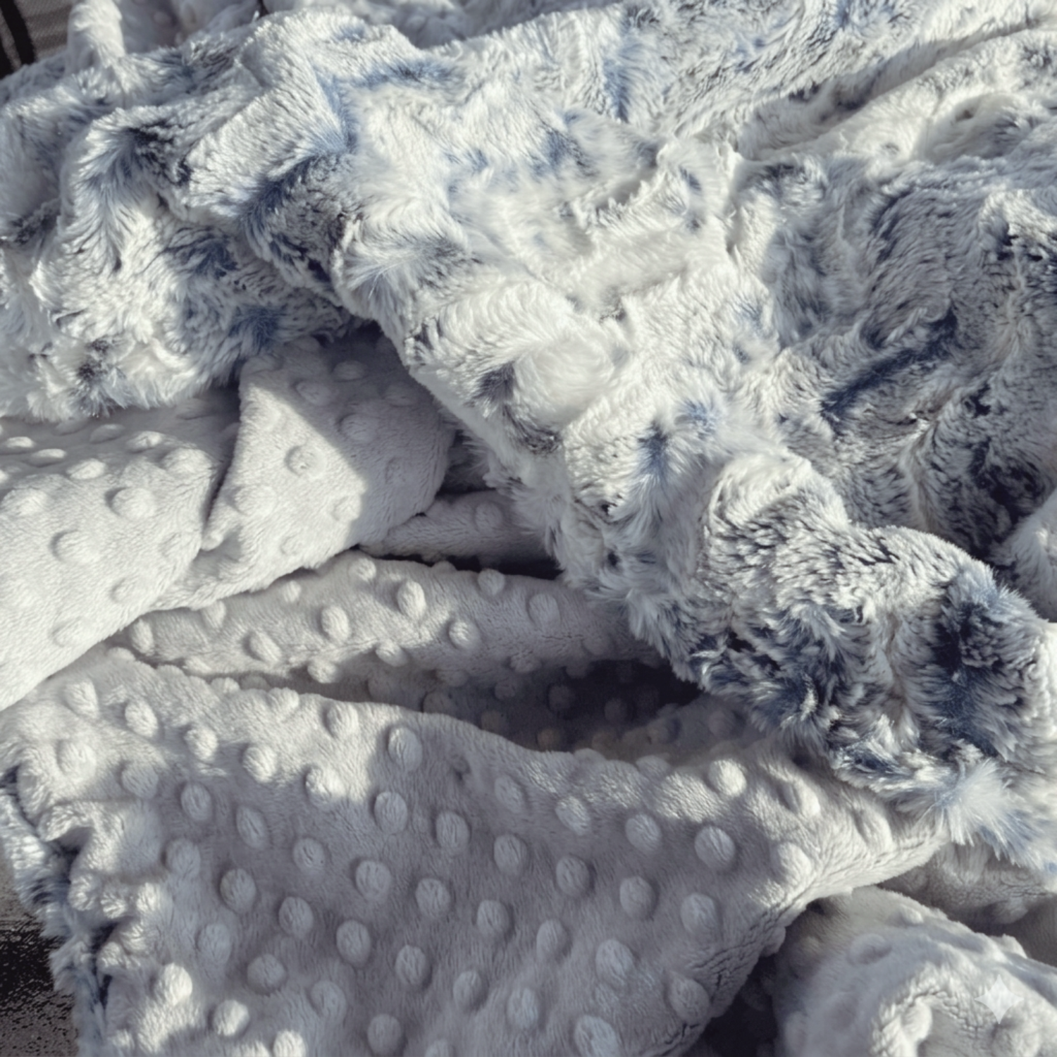 Jeté de canapé bleu | Minky texturé | Givre des mers – Image 3