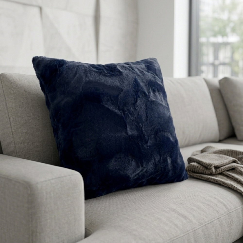 Coussin bleu marine déposé sur un canapé, fait main au Québec Plume Prestige - Rembourrage mousse mémoire et fibre de gel
