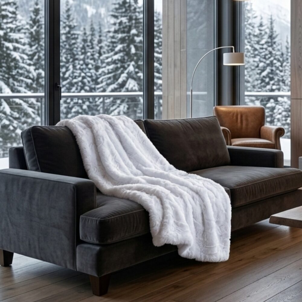 Doudou douce blanche en minky de luxe Douce Neige faite à la main au Québec - Plume Prestige